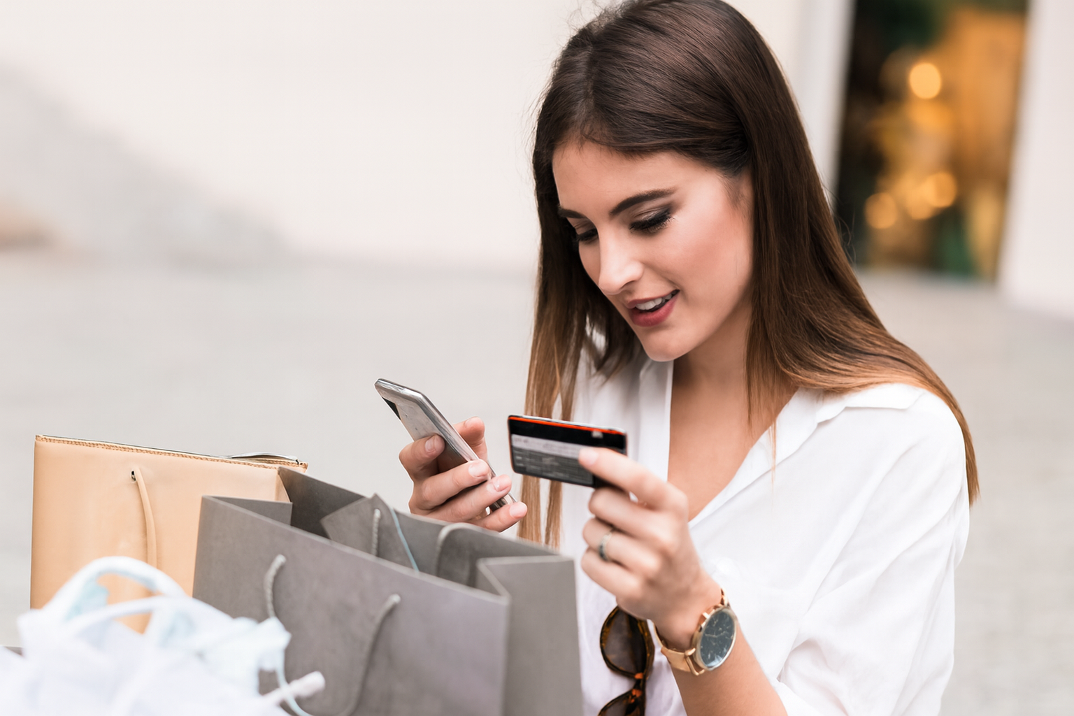 Mulher sorridente fazendo compras online em e-commerce